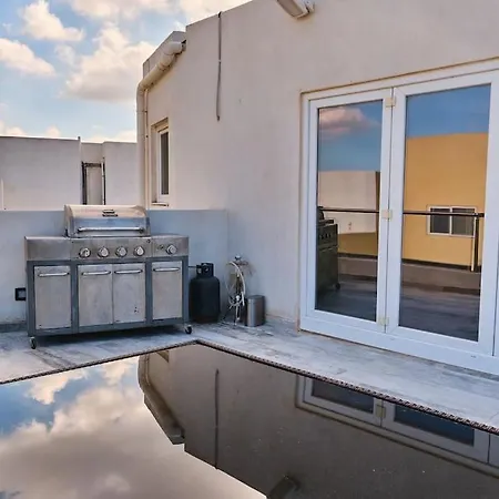 Lovely 1 Bedroom Penthouse , With A Private Pool! Appartamento